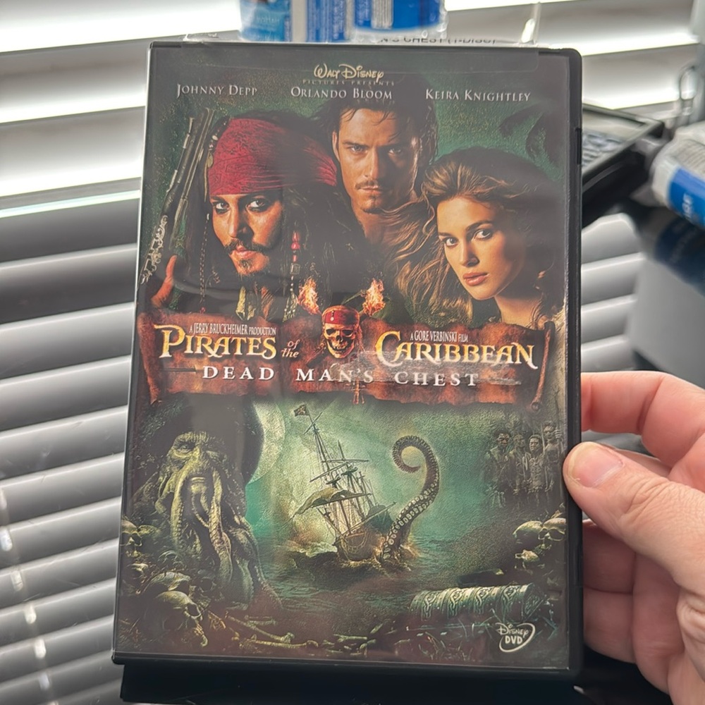 PIRATES OF THE CARIBBEAN DEAD MANS CHEST DVD